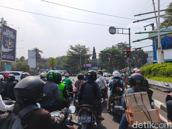 Kondisi kemacetan di lampu lalu lintas di Kota Bandung