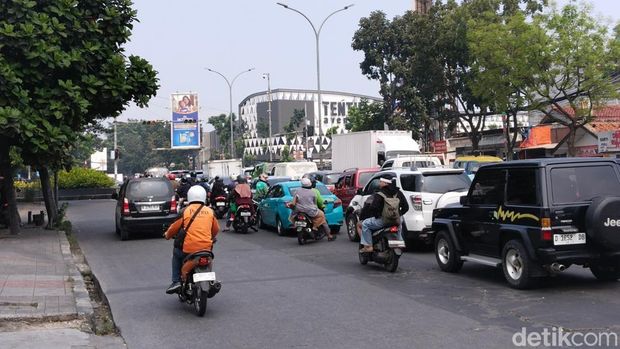 Kondisi lalu lintas di perempatan lalu lintas Kiaracondong-Ibrahim Adjie Bandung.