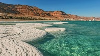 Laut Mati berada di sekitar 400 meter di bawah permukaan laut. Berbatasan dengan Yordania, Israel, dan Tepi Barat (Palestina). Foto: Getty Images/iStockphoto/Glida46