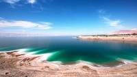 Keberadaan Laut Mati sebagai titik terendah di bumi disebut dalam Al-Quran surah Ar Rum ayat 1-5. Ayat ini menceritakan peperangan antara bangsa Romawi dan Persia. Dalam ayat tersebut, kata adna اَدْنَى dalam bahasa Arab diartikan paling dekat (aqrab) atau paling rendah (akhfadh). Foto: Getty Images/aeduard