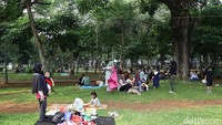 Banyak keluarga memanfaatkan waktu libur untuk berwisata ke landmark nasional tersebut.