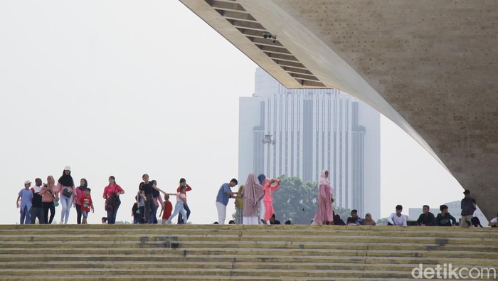 Liburan Sekolah, Kunjungan Wisata ke Monas Terpantau Ramai Pengunjung menaiki kereta wisata di Monumen Nasional (Monas), Jakarta, Sabtu (12/7/2025).