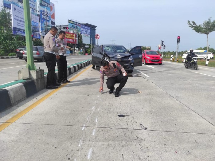 Polisi melakukan olah TKP kecelakaan maut di depan Bandara YIA, Temon, Kulon Progo, Sabtu (12/7/2025).