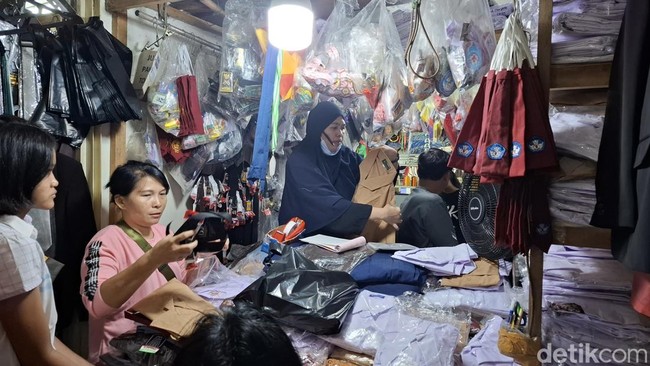 Berburu Seragam Baru di Hari-hari Terakhir Jelang Masuk Sekolah