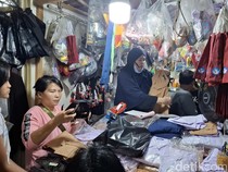 Jelang Tahun Ajaran Baru, Warga Serbu Pasar Senen Cari Seragam Sekolah Murah