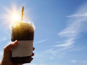 Minum Kopi saat Cuaca Panas Terik, Aman atau Tidak?
