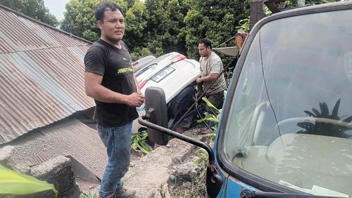 Mobil berpenumpang warga negara asing (WNA) mengalami kecelakaan lalu lintas di Banjar Dinas Kenduran, Desa Madenan, Kecamatan Tejakula, Buleleng, Bali, Sabtu (12/7/2025). (Foto: Polsek Tejakula)