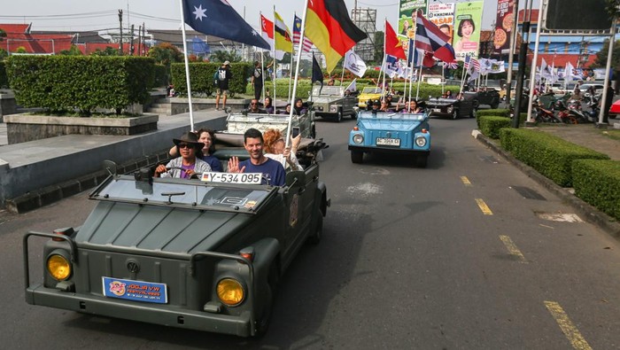 Pengunjung mengamatii mobil VW yang dipamerkan dalam Jogja Volkswagen Festival  (JVWF 2025) di Gelanggang Inovasi dan Kreativitas (GIK) UGM, Sleman, D.I Yogyakarta, Sabtu (12/7/2025). Acara yang berlangsung hingga 13 Juli 2025 dengan menampilkan berbagai mobil VW lintas generasi itu menjadi wadah kreatifitas dan bertemunya berbagai kepentingan, mulai dari bisnis, hobi, pemerintah, maupun pendidikan. ANTARA FOTO/Andreas Fitri Atmoko/tom.