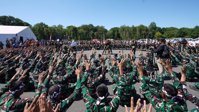 Dalam semangat persaudaraan militer dan diplomasi budaya, Kontingen Satgas Patriot II TNI menggelar perayaan ulang tahun ke-58 untuk Wakil Gubernur Militer Paris, Brigadir Jenderal Antoine de Loustal, di sela-sela latihan terpadu Parade Bastille Day 2025 di Pangkalan Militer Satory, Jumat (11/7/2025).