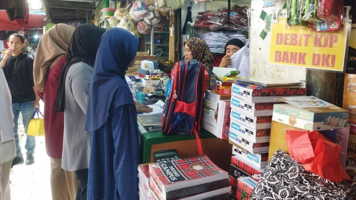 Momen kembalinya anak-anak ke sekolah ini menjadi berkah tersendiri bagi para pedagang seragam di Pasar Minggu, Jakarta Selatan.
