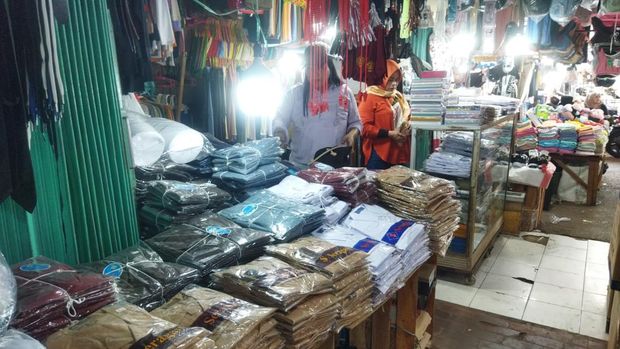 Momen kembalinya anak-anak ke sekolah ini menjadi berkah tersendiri bagi para pedagang seragam di Pasar Minggu, Jakarta Selatan.