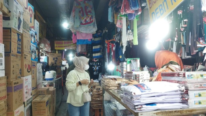 Momen kembalinya anak-anak ke sekolah ini menjadi berkah tersendiri bagi para pedagang seragam di Pasar Minggu, Jakarta Selatan.