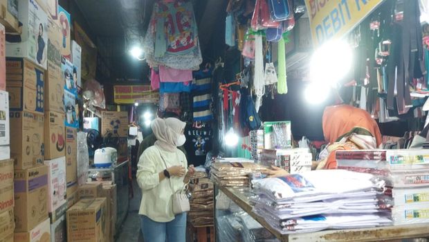 Momen kembalinya anak-anak ke sekolah ini menjadi berkah tersendiri bagi para pedagang seragam di Pasar Minggu, Jakarta Selatan.