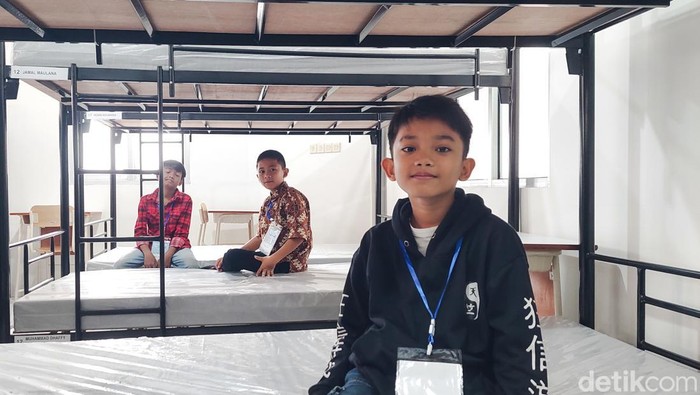 Murid sekolah rakyat menjajal ranjang di asrama yang akan ditinggali