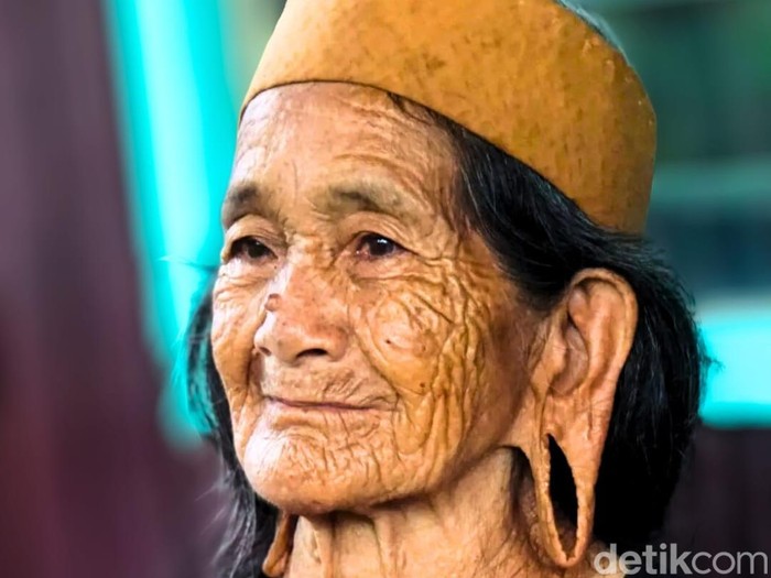 Nenek Julan Masih Menjaga Tradisi Telinga Panjang di Berau.