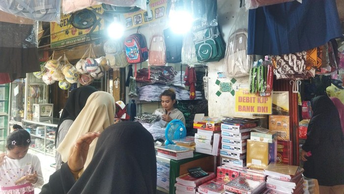 Para orang tua beli perlengkapan sekolah anak di Pasar Minggu (Fadil/detikcom)