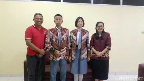 Plt Kaban Kesbangpol Maria Manbait, pose bersama kedua perwakilan paskibra asal NTT, tingkat nasional.