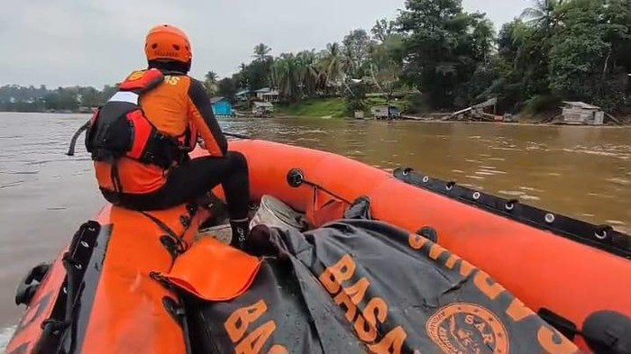 Pencarian korban tongkang tabrak perahu di Barito Utara.