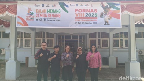 Sekretaris Dinas Pemuda dan Olahraga NTB Asnirawati memberikan arahan kepada Ade Lativa Fitri alias Adel wanita muda asal Mataram untuk pertukaran pelajar ke Jepang, Jumat (11/7/2025).