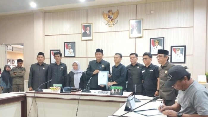 Perwakilan keluarga HM Siddiq menyerahkan surat keberatan di DPRD luwu Timur.