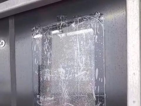 Kerusakan kaca pintu KRL commuter line setelah kejadian pelemparan batu. (dok istimewa)