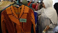 Salah satu kegiatan yang digelar adalah lelang baju layak pakai milik artis dan politisi.