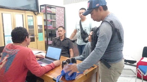 Polisi menangkap dua pelaku pencurian di Perumahan Riverside, Kota Mataram, Nusa Tenggara Barat (NTB). (Foto: Dok. Polsek Sandubaya).