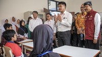 Menteri Sosial Saifullah Yusuf (kanan) meninjau salah satu ruang kelas saat kunjungan kerja di sekolah rakyat di kompleks Sentra Abiyoso Cimahi, Jawa Barat, Sabtu (12/7/2025). Dalam kunjungan tersebut Mensos berdialog dengan calon siswa, orang tua, dan guru serta meninjau kesiapan fasilitas, sarana dan pra sarana penunjang pembelajaran di sekolah rakyat yang akan beroperasi pada 14 Juli 2025. ANTARA FOTO/Abdan Syakura