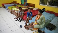 Sejumlah siswa sekolah rakyat berbincang sebelum istirahat di asrama sementara setibanya di Sentra Efata, Naibonat, Kabupaten Kupang, NTT, Jumat (11/7/2025). Sentra Efata melakukan penjemputan untuk 100 siswa sekolah rakyat untuk mulai tinggal di Sentra Efata sebelum menjalani proses pembelajaran di sekolah rakyat pada 14 Juli 2025. ANTARA FOTO/Fauzan
