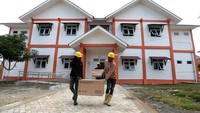 Pekerja mengangkut barang kebutuhan asrama sekolah rakyat Sentra Darussaadah Aceh di Aceh Besar, Aceh, Kamis (10/7/2025). Sekolah rakyat yang rencananya akan dimulai pada 14 Juli 2025 menjadi bagian dari program prioritas nasional di bidang pendidikan inklusif dan pemberdayaan sosial dari Presiden Prabowo Subianto dengan melibatkan lintas kementerian. ANTARA FOTO/Irwansyah Putra