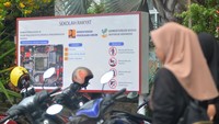 Pengunjung berada di depan gedung sekolah yang digunakan untuk sekolah rakyat di kawasan Universitas Negeri Padang (UNP), Sumatera Barat, Kamis (10/7/2025). Sebanyak tiga Sekolah Rakyat di Sumbar yang digagas oleh Presiden Prabowo Subianto melalui Kementerian Sosial siap beroperasi pada 14 Juli tahun ajaran baru 2025/2026, yakni untuk tingkat SD di Balai Besar Pendidikan Dan Pelatihan Kesejahteraan Sosial (BBPPKS) di Kota Padang, sementara untuk jenjang SMP di Kabupaten Solok dan tingkat SMA berada di UNP. ANTARA FOTO/Iggoy el Fitra