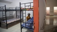 Pekerja menyusun kasur di asrama putri Sekolah Rakyat di Sentra Budi Perkasa Palembang, Sumatera Selatan, Rabu ( 9/7/2025). Renovasi sekolah rakyat yang memiliki 100 siswa di wilayah tersebut saat ini telah mencapai tahap perakitan, pemasangan mebel di ruang belajar, asrama siswa maupun asrama guru. ANTARA FOTO/Nova Wahyudi