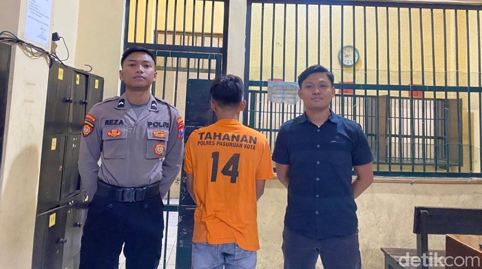 Pria yang gagal maling hingga motornya disita warga.