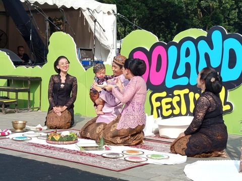 Prosesi tedak siten dalam acara Peringatan Hari Anak Nasional di Marga Utama Candi Borobudur, Kabupaten Magelang, Sabtu (12/7/2025).