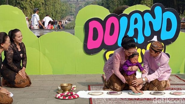 Prosesi tedak siten di pelataran Candi Borobudur Prosesi tedak siten dalam acara Peringatan Hari Anak Nasional di Marga Utama Candi Borobudur, Kabupaten Magelang, Sabtu (12/7/2025).
