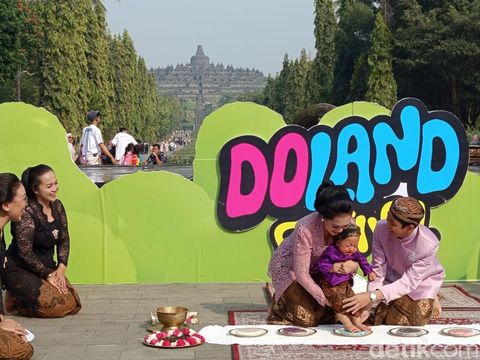 Prosesi tedak siten dalam acara Peringatan Hari Anak Nasional di Marga Utama Candi Borobudur, Kabupaten Magelang, Sabtu (12/7/2025).