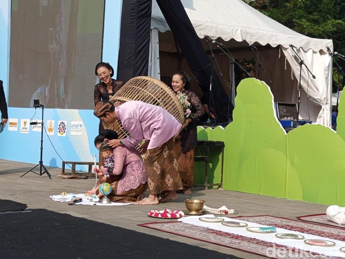 Prosesi tedak siten dalam acara Peringatan Hari Anak Nasional di Marga Utama Candi Borobudur, Kabupaten Magelang, Sabtu (12/7/2025).