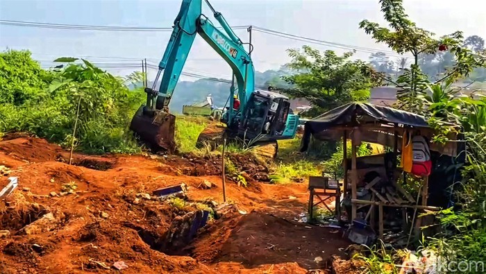 Ratusan makam di Nagrak terpaksa digusur pasca pembangunan proyek Tol Bocimi Seksi 3