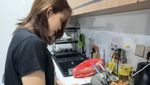 Sayang Suami! Ribka Sugiarto Masak Tumis Kangkung buat Rian Ardianto