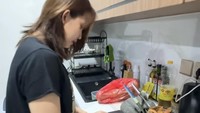 Ribka yang kini sudah hengkang dari Pelatnas PBSI, banyak menghabiskan waktunya di rumah. Kegiatannya diisi selayaknya ibu-ibu pada umumnya, salah sstunya masak buat suami. Foto: Instagram/@ribkasugiarto