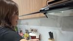 Sayang Suami! Ribka Sugiarto Masak Tumis Kangkung buat Rian Ardianto