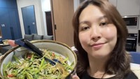 Tak lupa, hasil masakannya ditunjukkan ke arah kamera yang merekan aksinya memasak. Ribka terlihat puas dengan hasil tumis kangkung dan tauge yang dibuat untuk suaminya. Foto: Instagram/@ribkasugiarto
