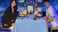 Rian dan Ribka punya caranya sendiri untuk merayakan hari-hari penting, seperti ulang tahun. Ribka memberi kejutan kepada Rian dengan makan romantis di bawah aquarium besar. Foto: Instagram/@ribkasugiarto