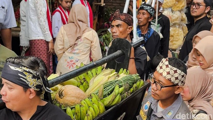 Ritual Tutup Taun Ngemban Taun di Kampung Adat Cireundeu.