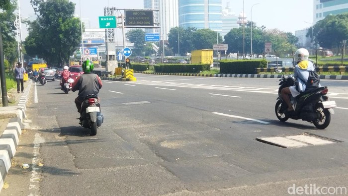 Sejumlah titik di ruas Jalan TB Simatupang, Jaksel, rusak. Beberapa sudah ada yang ditambal, tetapi kontur jalan menjadi tidak rata (Kurniawan F/detikcom)
