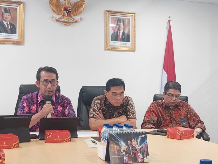 Sekretaris Jenderal Kementerian PKP Didyk Choiroel (kiri), Inspektur Jenderal Kementerian PKP Heri Jerman (tengah), dan Direktur Jenderal Kawasan Permukiman Kementerian PKP Fitrah Nur (kanan).