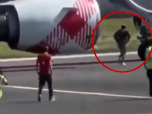 Video: Detik-detik Pria Tewas Tersedot Mesin Pesawat di Italia