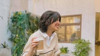 Wanita yang pernah meraiha Piala Citra pada 2024 ini juga senang membagikan momen ngopi di kafe. Potretnya tampak cantik saat duduk santai sambil memegang segelas kopi panas. Foto: Instagram @sheiladaisha