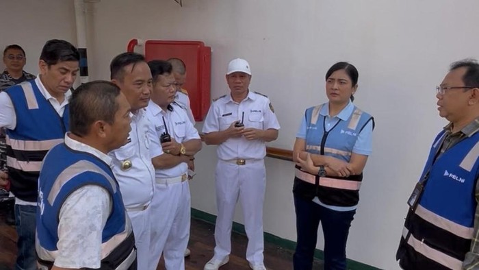 Sidak untuk memastikan keselamatan pelayaran oleh PT PELNI di Pelabuhan Tanjung Perak, Surabaya.