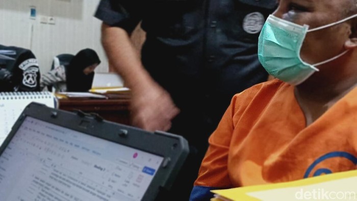 Sigit Kurniawan (40), warga Desa Kedawung, Kecamatan Kuripan, Probolinggo yang menggelapkan 6 motor milik temannya demi bisa karaoke bareng LC.
